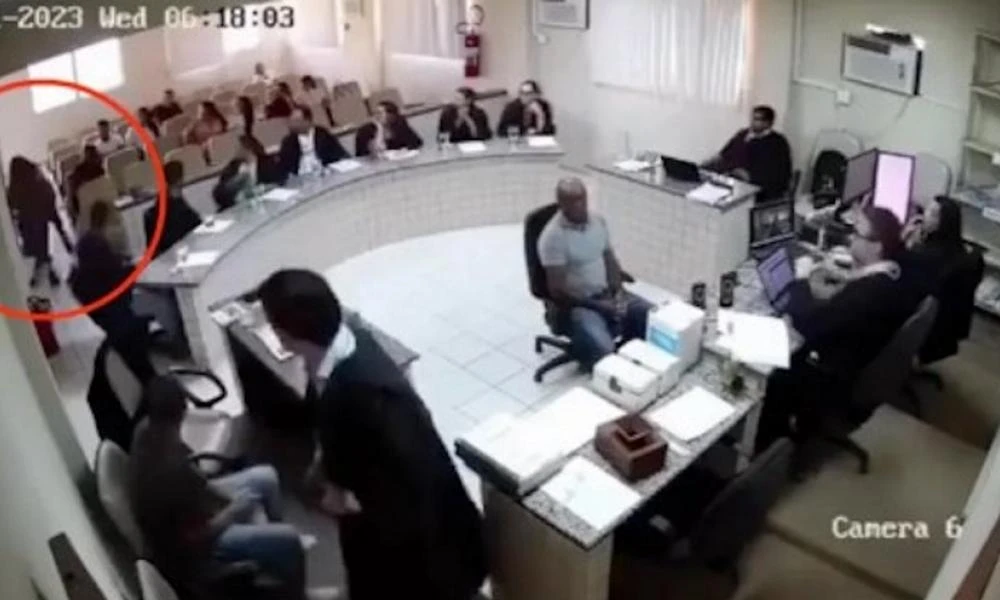 Σοκ στην Βραζιλία: Νεαρός επιτέθηκε στον δολοφόνο του πατέρα του μέσα σε δικαστήριο για να τον εκδικηθεί (Βίντεο)